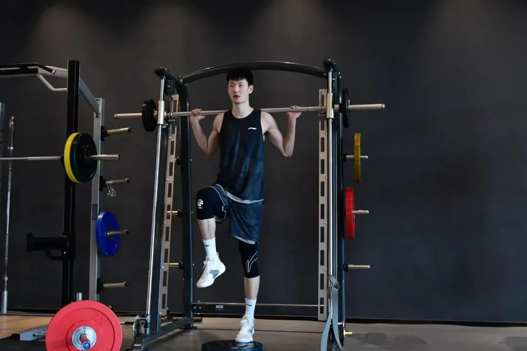 如何提高大前锋的篮球技巧和战术意识?_1